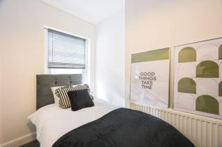 Modern 2-Bed Derby House Free Parking Sleeps 4 - 3