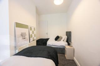 Modern 2-Bed Derby House Free Parking Sleeps 4 - 2