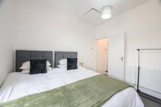Modern 2-Bed Derby House Free Parking Sleeps 4 - 1