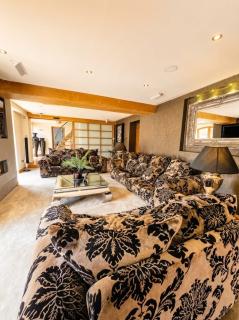 The Lion's Den Barn Countryside Retreat Sleeps 12 with Hot tub - 3