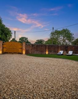 The Lion's Den Barn Countryside Retreat Sleeps 12 with Hot tub - 5