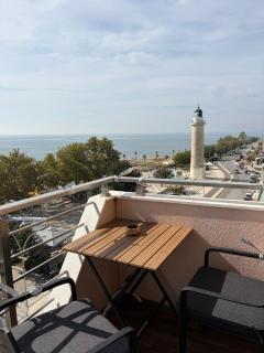 SeaFront Luxury Apartment - 9