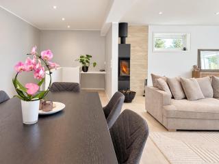 Berg Arctic Retreat 5BR Luxury Home - 7