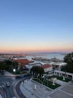 SeaFront Luxury Apartment - 8