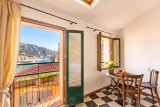 Old Town Apartments 50m Beach and Shop - 9