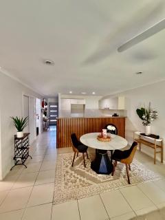 Caloundra Hideaway Family Villas - 4