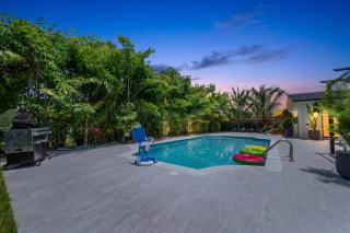 Modern 5BR Retreat - Pool BBQ Court Games & Fun - 9