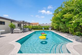 Modern 5BR Retreat - Pool BBQ Court Games & Fun - 7
