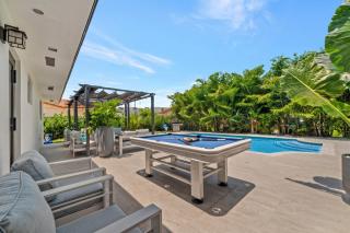 Modern 5BR Retreat - Pool BBQ Court Games & Fun - 5
