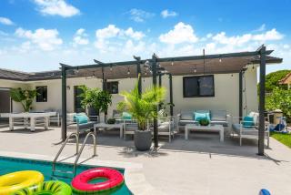 Modern 5BR Retreat - Pool BBQ Court Games & Fun - 1