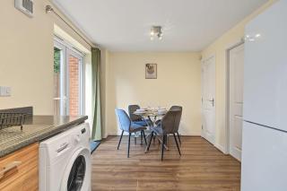 3 Bed Home for Contractors, Free Parking, Sleeps 5 - 8