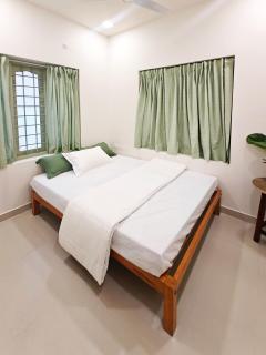1300sqft 3BHK AC 4bath for Families Kochi Vyttila - 1