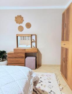 Spacious-Sunny 3BR Family Apartment, Balcony view Maadi - 9