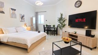 The Oak Studio with Balcony & Sea View Pool & Gym - 9