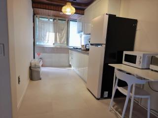 5 min to Gangnam-gu Office Station, 5 min to Cheongdam Station, 3BR, Spacious, 1 min to Cheongdam Luxury Street, Apgujeong, COEX, 5 min by car to Seongsu - 7