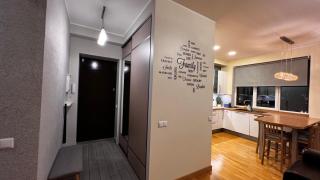 Spacious Apartment with Free Parking - 8