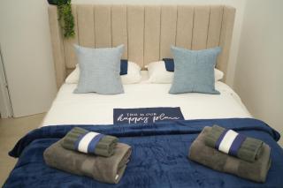 Navy Luxury Apartment - 6