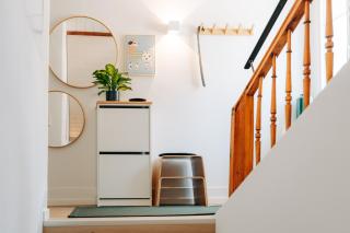 Modern City Apartment 3 Bedrooms, Balcony & Free Parking - 1