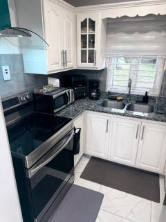 Columbus Heights Ocean Breeze 2BR Sea-View Escape - 4