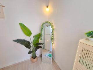 Special Deal # 4 Min Walk to Seongsu Station # Free Luggage Storage # Steps from Yeonmujang-gil - 4