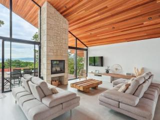 Stylish Villa with Stunning Lake Views - 9