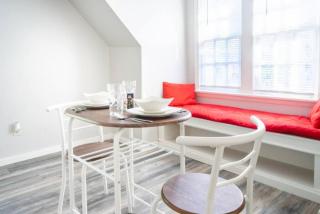 Charming Carriage Cottage from 1920s - 5