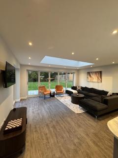 Field View - Spacious 5BR Stay - Sleeps 10 - 9