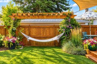 The Highwood Retreat - Private Hot Tub & Backyard Oasis - 3BR Suite, BBQ, Free Banff Pass! - Calgary - 3