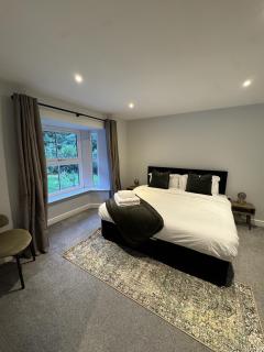 Field View - Spacious 5BR Stay - Sleeps 10 - 1