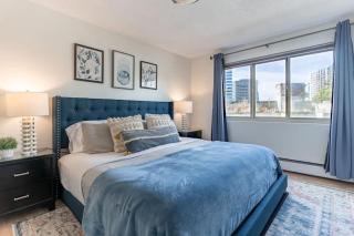 Vibrant Downtown, King Bed, Work Desk & Kitchen - 9