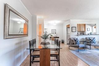 Vibrant Downtown, King Bed, Work Desk & Kitchen - 8