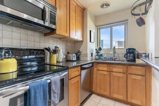 Vibrant Downtown, King Bed, Work Desk & Kitchen - 7