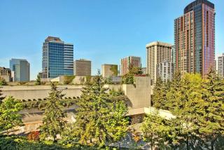 Vibrant Downtown, King Bed, Work Desk & Kitchen - 6