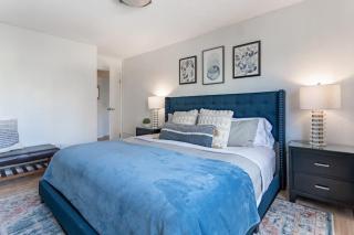 Vibrant Downtown, King Bed, Work Desk & Kitchen - 4