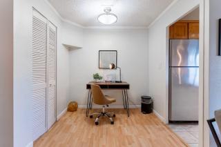 Vibrant Downtown, King Bed, Work Desk & Kitchen - 2