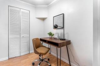 Vibrant Downtown, King Bed, Work Desk & Kitchen - 1