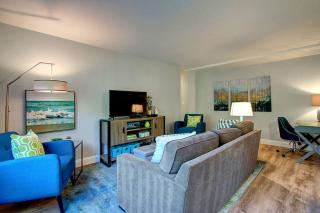 Modern Coastal Downtown, King bed, Work Desk, Kitchen - 8