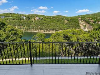 Exquisite Dog-Friendly Home with Balcony, Enclosed Yard, Central AC, & W/D - 6