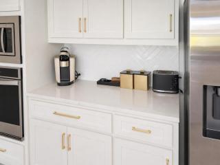 Exquisite Dog-Friendly Home with Balcony, Enclosed Yard, Central AC, & W/D - 5