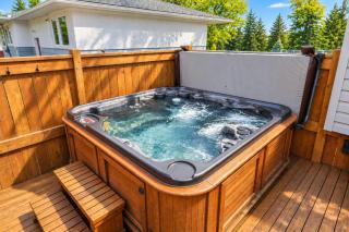 The Highwood Retreat - Private Hot Tub & Backyard Oasis - 3BR Suite, BBQ, Free Banff Pass! - 1
