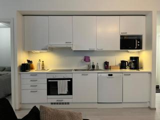 Quiet spacious home, WiFi & free parking - 4