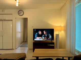 Quiet spacious home, WiFi & free parking - 6
