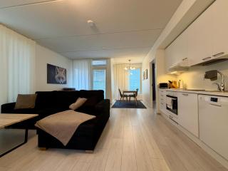 Quiet spacious home, WiFi & free parking - 0