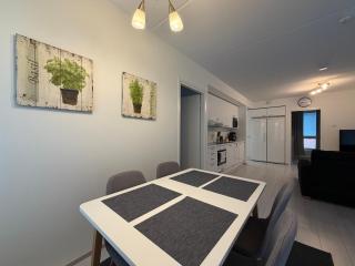 Quiet spacious home, WiFi & free parking - 1
