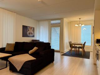 Quiet spacious home, WiFi & free parking - 7