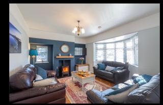 Erwenni, Llanbedrog, Abersoch near beach and pub with hot tub - 0