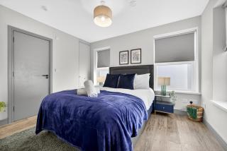 NEW Central Location 2BR Apartment with 2 Bathrooms Multiple Parking Spaces - Fast Wi-Fi - 4