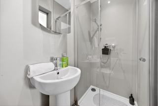 NEW Central Location 2BR Apartment with 2 Bathrooms Multiple Parking Spaces - Fast Wi-Fi - 2
