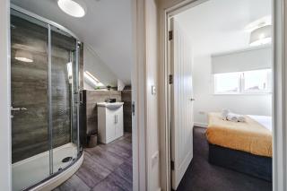 Well-Located 2-Bed Flat by Hospital, Whitchurch Rd - 9