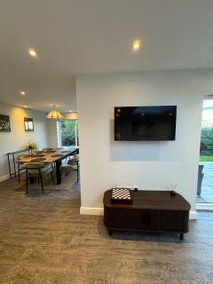 Field View - Spacious 5BR Stay - Sleeps 10 - 2
